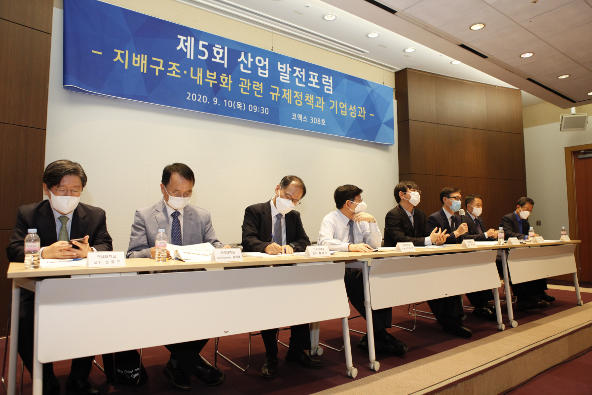 ▲산업 발전포럼에서 패널들이 토론을 벌이고 있다.  (사진제공=KAMA)