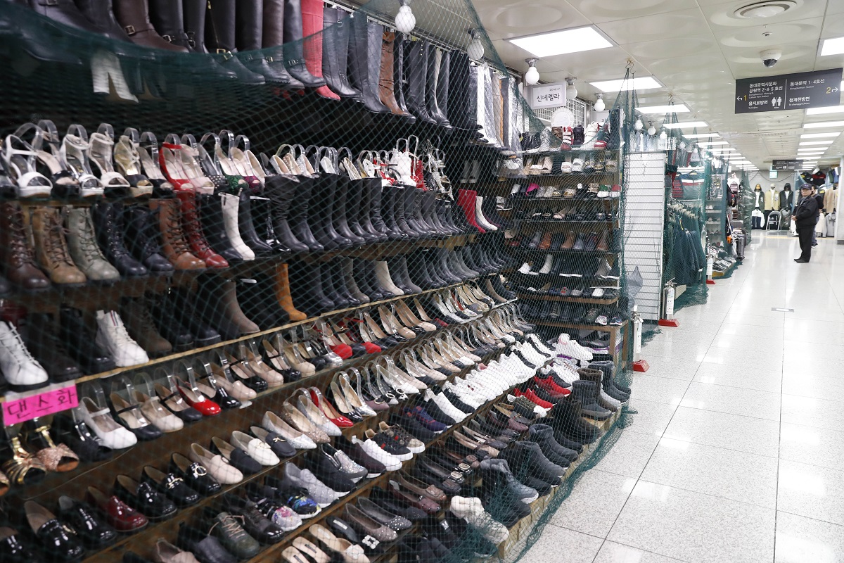 ▲서울시 동대문구 지하상가가 코로나19 여파로 손님이 뚝 끊겨 한산한 모습이다. (뉴시스)