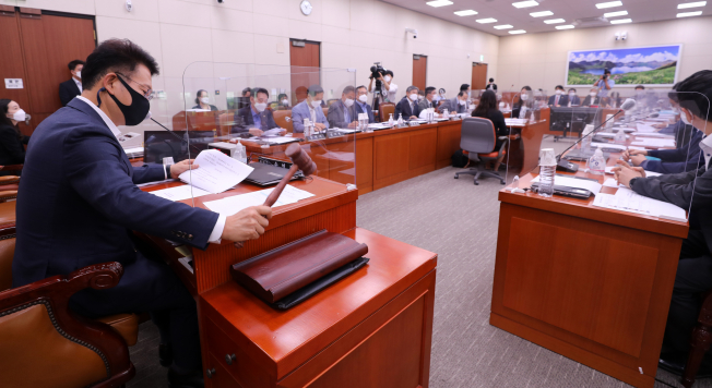 ▲2019회계연도 결산을 심의하기 위한 국회 외교통일위원회 전체회의가 8월31일 오전 코로나19 확산 예방을 위해 칸막이가 설치된 서울 여의도 국회 외통위 회의실에서 열렸다. 송영길 위원장이 의사봉을 두드리고 있다. (연합뉴스)