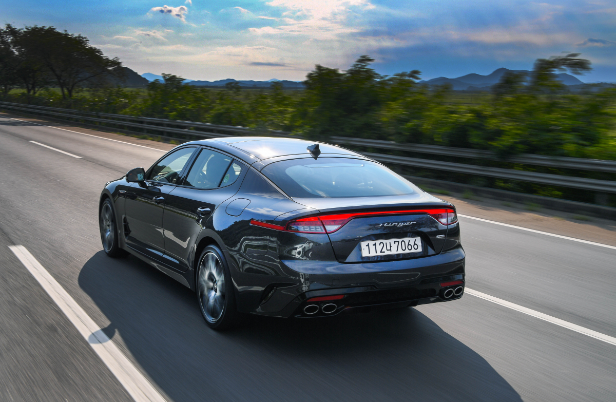 ▲기아차 스팅어는 한국형 그랜드 투어러(GT)다. 차고 넘치는 고성능과 탄탄한 달리기를 앞세워 운전자와 동승자가 장거리를 달리는 데 모자람이 없다.  (사진제공=기아차)