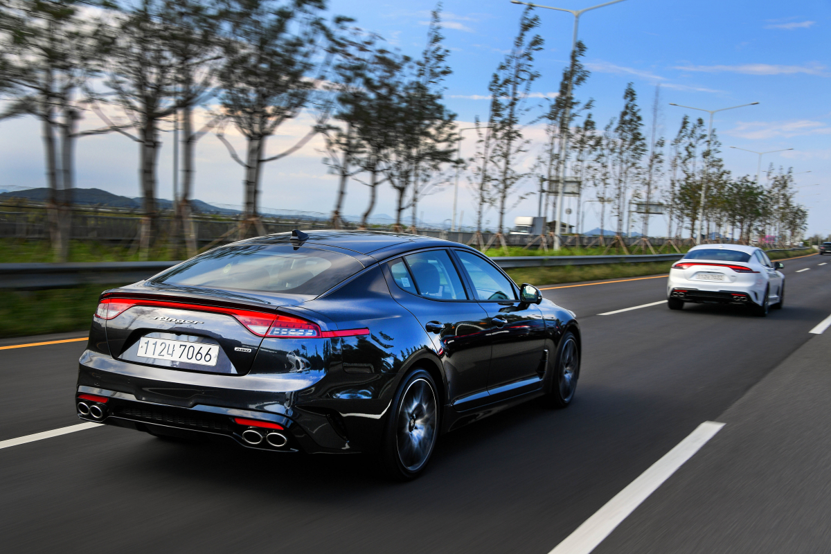 ▲후륜구동 스포츠 세단은 구조적으로 전륜구동보다 앞뒤 무게 밸런스가 유리하다. 노면 굴곡에 따라 뒷자리 승객이 말 타듯 출렁이지 않아도 된다는 뜻이다.  (사진제공=기아차)