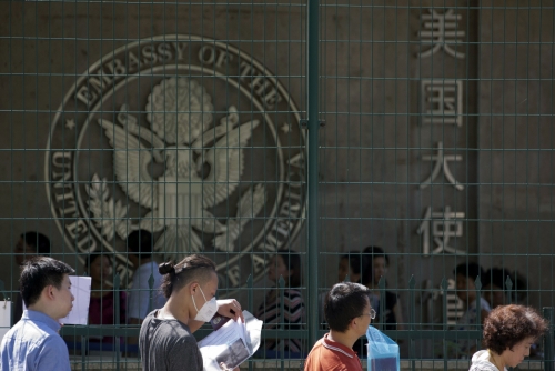 ▲중국 베이징의 미국 대사관 앞에 2018년 7월 26일(현지시간) 중국인들이 비자 발급을 위해 줄 서있다. 미국 국무부는 9일 국가 안보 보호를 이유로 중국인 유학생과 연구원 1000여 명의 비자를 취소한다고 밝혔다. 베이징/AP뉴시스
