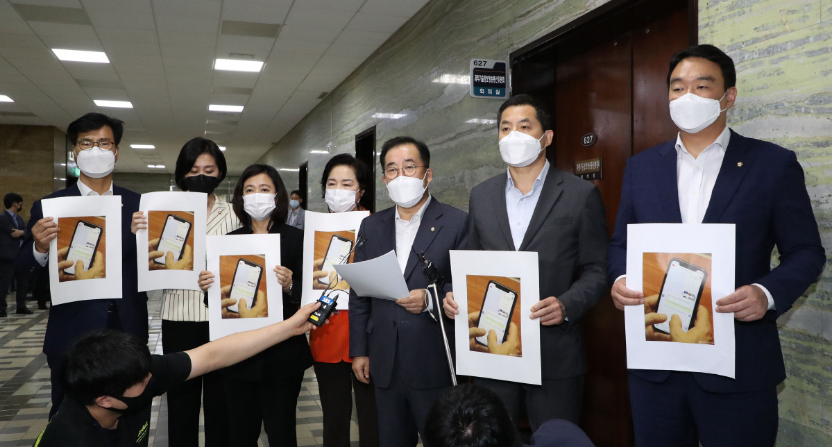 ▲국민의힘 과학기술정보방송통신위원회 위원들이 8일 서울 여의도 국회 과방위 회의실 앞에서 윤영찬 더불어민주당 의원 문자 관련 성명서를 발표하고 있다.   (뉴시스)