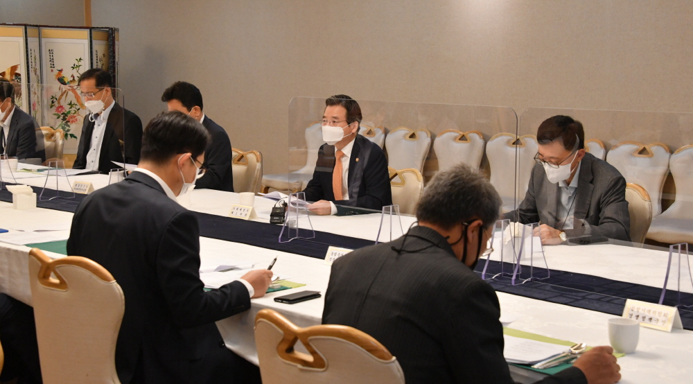 ▲김용범(윗줄 오른쪽에서 두 번째) 기획재정부 1차관이 9월 11일 서울 광화문 정부 서울청사에서 열린 '제25차 혁신성장 전략점검회의 겸 정책점검회의'를 주재, 모두발언을 하고 있다. (사진제공=기획재정부)