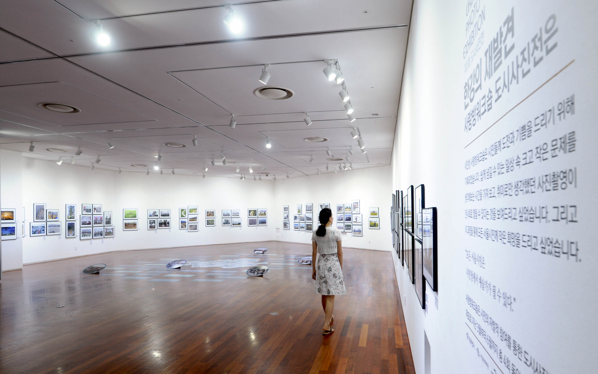 ▲서울 중구 세종대로 서울시청 지하 시민청에서 열린 제3회 사랑방워크숍 '도시사진전'을 찾은 시민이 작품을 관람하고 있다. (뉴시스)