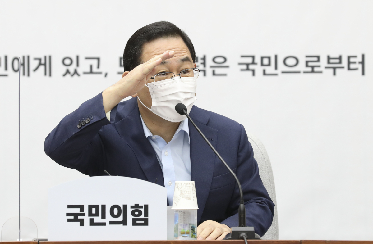 ▲주호영 국민의힘 원내대표가 11일 한기호 의원을 향해 거수 경례를 하고 있다. 주 원내대표는 이날 오전 국회에서 열린 국민의힘 원내대책회의를 통해 더불어민주당이 이스타항공을 둘러싼 논란에 대해 조속히 해명해주길 요구했다. (연합뉴스)