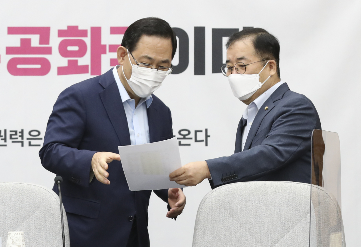 ▲11일 오전 국회에서 열린 국민의힘 원내대책회의에 앞서 박성중 국민의힘 의원(오른쪽)과 주호영 원내대표가 이야기를 하고 있다. 한편 박 의원을 비롯한 국민의힘 과학기술정보통신위원회 소속 위원들은 11일 국회의장실을 방문해 윤영찬 더불어민주당 의원을 상임위에서 사보임해야 한다는 내용의 공문을 전달했다. (연합뉴스)