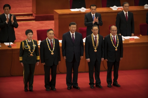 ▲시진핑(가운데) 중국 국가주석이 8일(현지시간) 중국 베이징 인민대회당에서 열린 ‘신종 코로나바이러스 감염증(코로나19) 표창 대회’에서 상을 받은 전문가들과 함께 기념사진을 찍고 있다. 베이징/AP뉴시스
