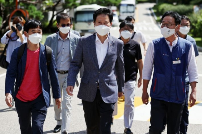 ▲법정 향하는 권정오 전교조 위원장 (연합뉴스)