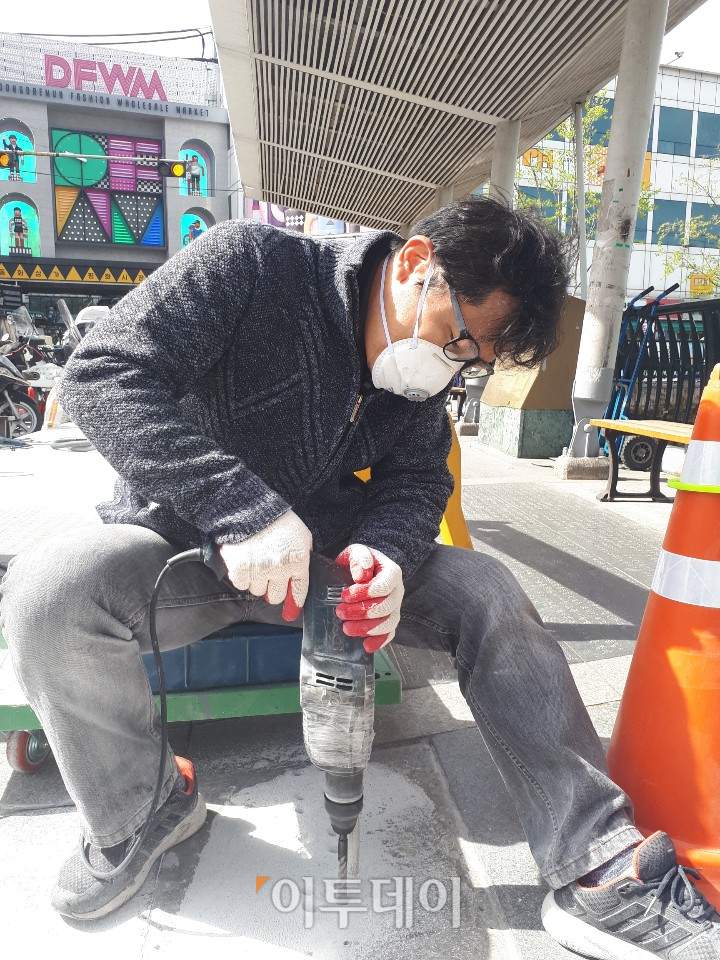 ▲17년차 연극배우 이종승 씨는 연극무대에 서는 것만으로 생계가 해결되지 않아 건설 현장 일용직 노동자도 함께 하고 있다고 말했다.  (이종승 씨 제공)