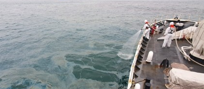 ▲해경이 울산 앞바다에 유출된 기름띠 방제작업을 실시하고 있다.  (연합뉴스)