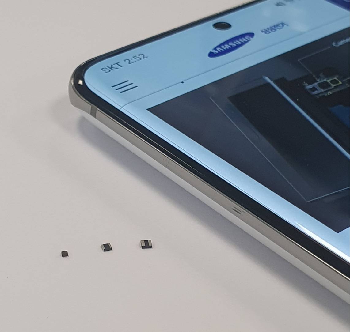 ▲스마트폰과 파워인덕 사이즈 비교. (왼쪽부터)0804, 1210, 1412, 스마트폰 (사진제공=삼성전기)