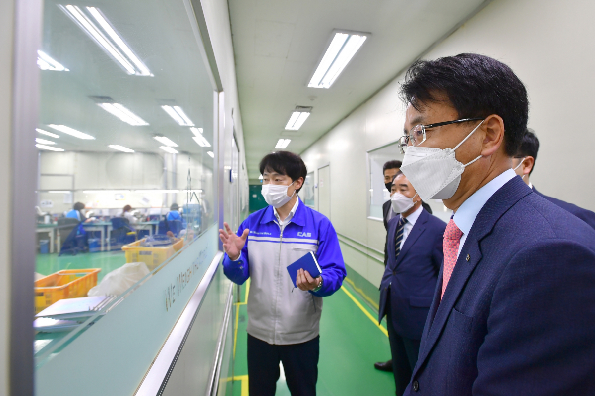 ▲손병환 농협은행장이 11일 경기도 양주에 위한 기업체를 방문해 
설명을 듣고 있다. (사진제공=농협은행)