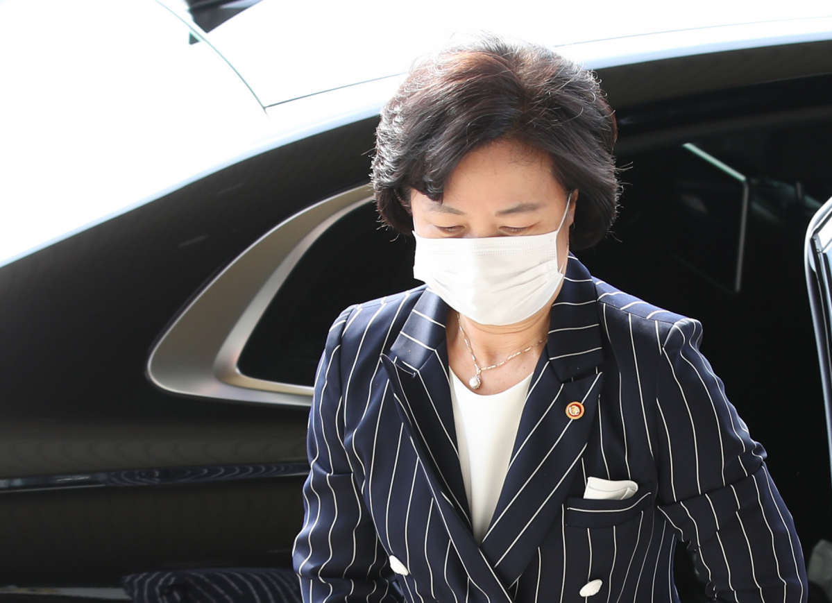 ▲추미애 법무부 장관이 11일 오전 경기 과천시 법무부로 출근하고 있다. (뉴시스)