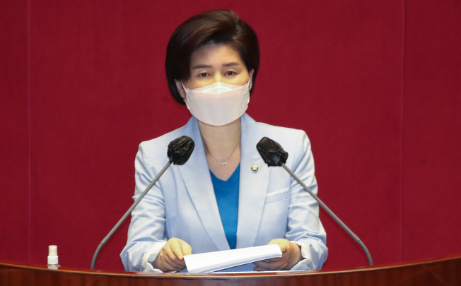 ▲더불어민주당 백혜련 의원이 7일 오전 서울 여의도 국회에서 열린 본회의에서 이흥구 대법관 임명동의안 심사경과보고를 하고 있다.  (연합뉴스)