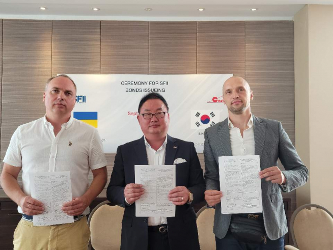 ▲유철 카리스 대표(가운데), 볼로디미르 스타브니우크 SFII 사장(왼쪽), 블라들렌 레브추크 소크랏 투자부문 사장(오른쪽) (카리스 제공)