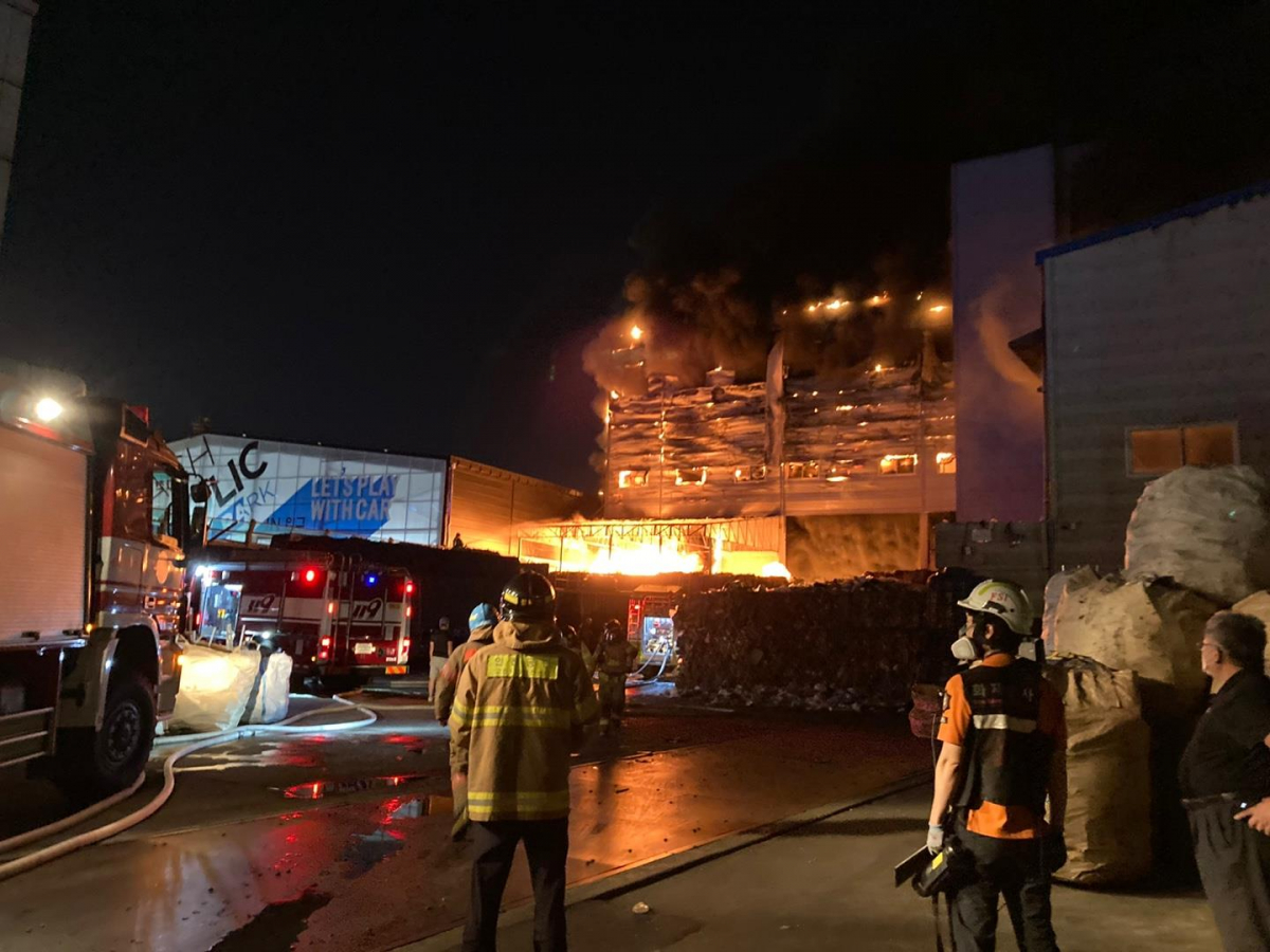 ▲인천 남동공단 소재의 한 폐기물처리업체에서 큰불이 나 소방당국이 한때 경보령을 발령한 끝에 9시간여 만에 진화했다. (연합뉴스)