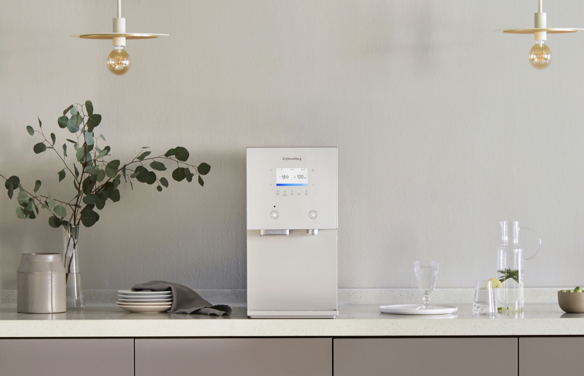 ▲코웨이 AIS 정수기. 코웨이는 9월 말까지 얼음정수기를 5년 이상 쓴 장기 고객을 위해 신규 얼음정수기 렌털료를 할인해주는 고객 감사 특별 프로모션을 진행한다. (사진제공=코웨이)