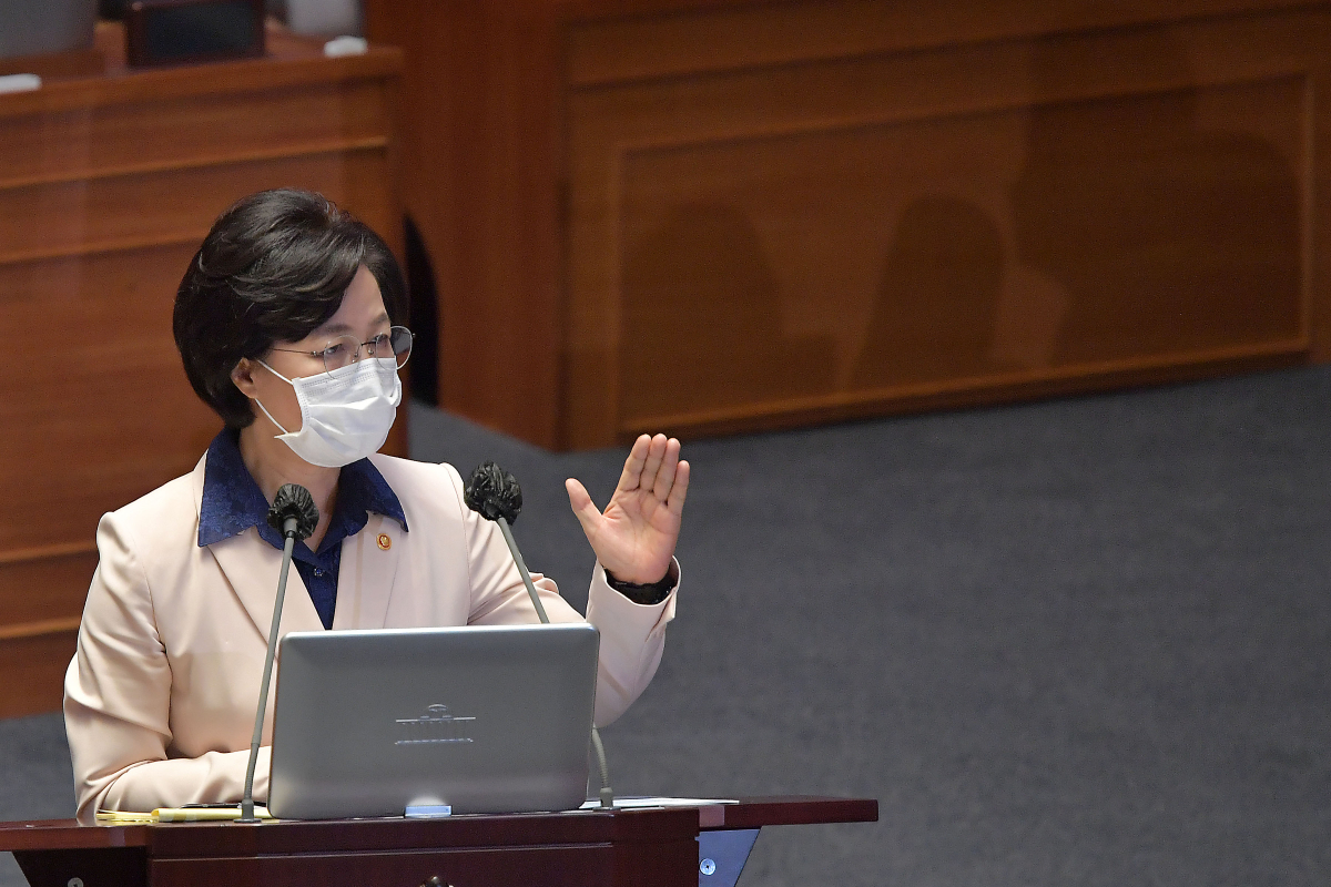 ▲추미애 법무부 장관이 14일 국회 본회의장에서 열린 정치분야 대정부 질문에 출석, 의원 질의에 답변하고 있다. (연합뉴스)