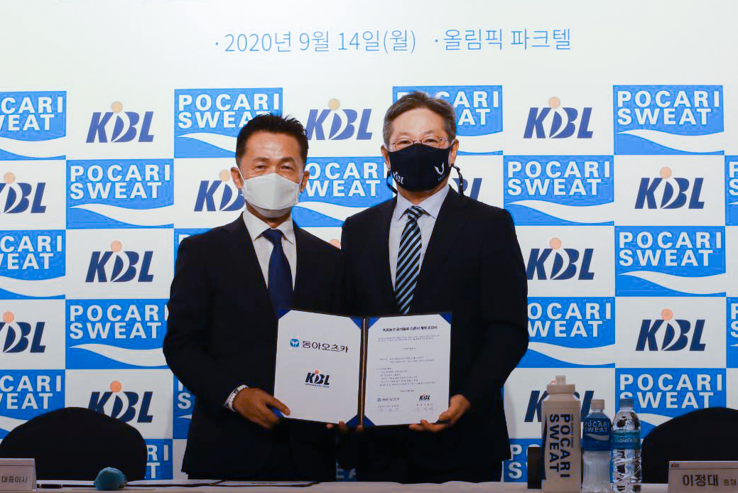 ▲양동영 동아오츠카 대표이사(왼쪽)와 이정대 KBL 총재가 14일 올림픽파크텔 올림피아홀에서 KBL공식음료 후원 조인식을 가졌다. (동아오츠카)