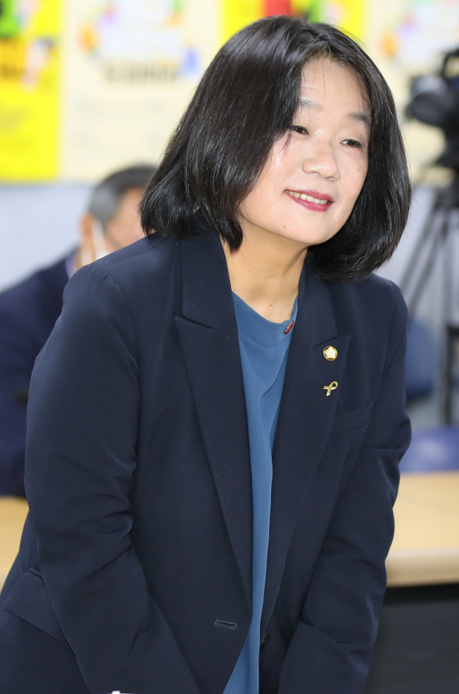 ▲서울서부지검 형사4부는 14일 더불어민주당 윤미향 의원을 보조금 관리에 관한 법률 위반·사기·기부금품의 모집 및 사용에 관한 법률 위반·업무상횡령·업무상배임 등의 혐의로 불구속 기소했다고 밝혔다. 사진은 지난 7월14일 오전 노동단체 간담회에 참석한 윤 의원.  (연합뉴스)