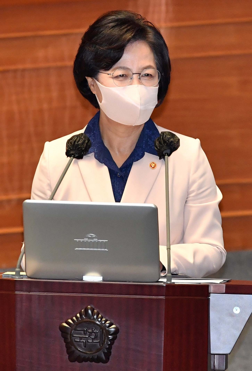 ▲추미애 법무부 장관이 14일 서울 여의도 국회 본회의장에서 열린 정치분야 대정부질문에 출석해 정청래 더불어민주당 의원 질문에 답변하고 있다. 신태현 기자 holjjak@ (이투데이DB)