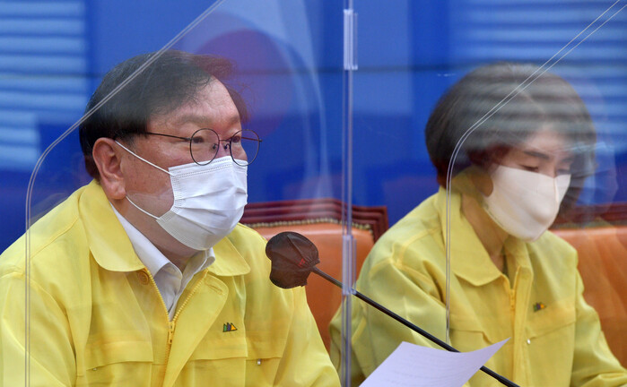 ▲더불어민주당 김태년 원내대표가 15일 국회에서 열린 원내대책회의에서 발언하고 있다. (연합뉴스)