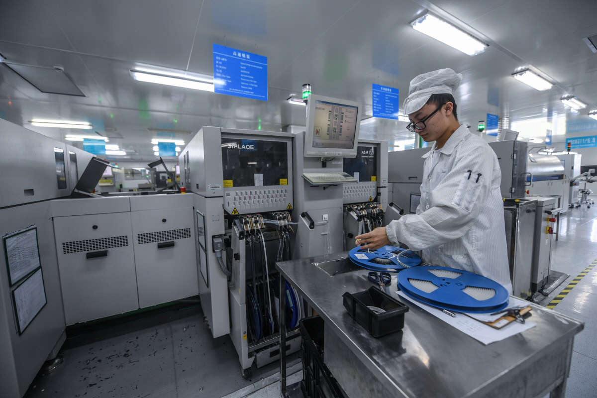 ▲중국 저장성 둥양시의 한 반도체 공장에서 엔지니어가 작업하고 있다. 둥양/신화뉴시스