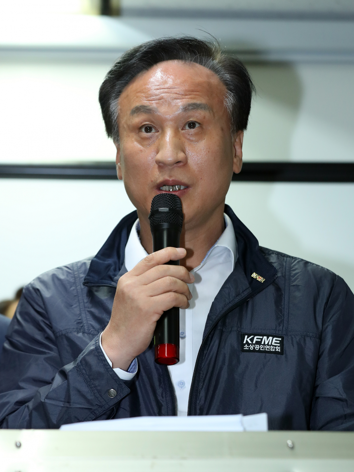 ▲배동욱 소상공인연합회(소공연) 회장이 지난해 7월 14일 서울 여의도 중소기업중앙회에서 기자회견을 열고 춤판 워크숍 등 논란에 대한 입장 발표를 하고 있다. (뉴시스)