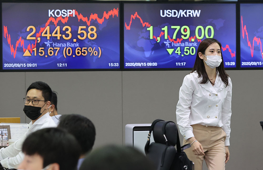 ▲나흘 연속 상승한 코스피가 연고점을 경신한 15일 서울 중구 을지로 하나은행 딜링룸에서 딜러들이 업무를 보고 있다. 이날 코스피는 전날보다 15.67포인트(0.65%) 오른 2,443.58에 장을 마쳤다. (연합뉴스)