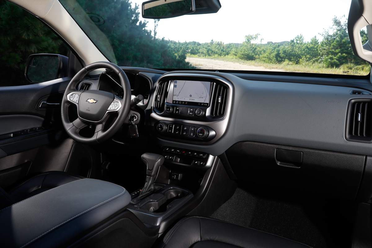 ▲리얼 뉴 콜로라도의 실내는 여전히 투박하다. (사진제공=한국지엠)