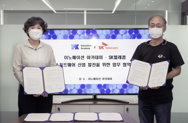 ▲오세현 SKT 블록체인/인증사업본부장(사진 왼쪽)과 이민석 이노베이션 아카데미 학장이 업무협약 이후 기념촬영을 하고 있다. (SK텔레콤 제공)