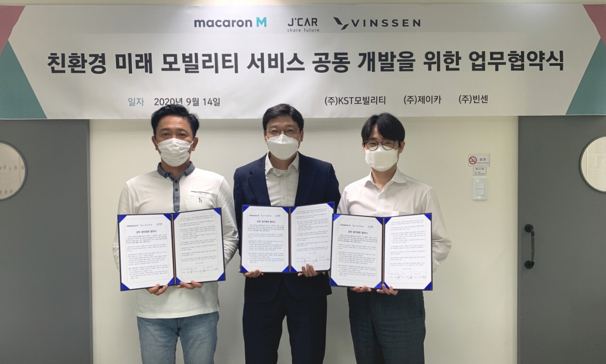 ▲이행열 KST모빌리티 대표이사(왼쪽부터), 강오순 제이카 대표이사, 이칠환 빈센 대표이사가 협약 체결 후 기념촬영을 하고 있다. (사진제공=KST모빌리티)