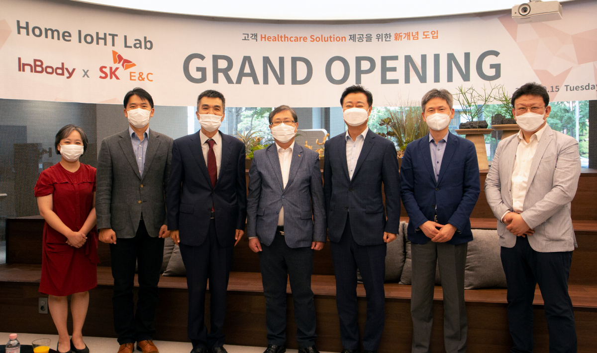 ▲SK건설과 체(體)성분 분석 기업인 인바디는 15일 서울 강남구 논현동 인바디 사옥에서 ‘홈 IoHT 랩’을 개관했다. (사진 제공=SK건설)
