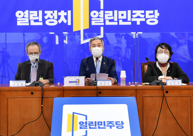 ▲열린민주당 최강욱 대표(가운데), 김진애 원내대표(오른쪽), 주진형 최고위원이 16일 국회에서 제4차 추경안과 관련해 기자회견하고 있다. (연합뉴스)