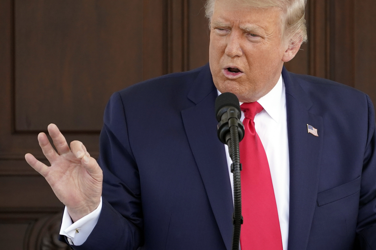 ▲[워]도널드 트럼프 미국 대통령이 노동절 공휴일인 7일(현지시간) 백악관 북측 현관 노스 포티코(North Portico)에서 일일 브리핑을 하고 있다. 워싱턴/AP뉴시스