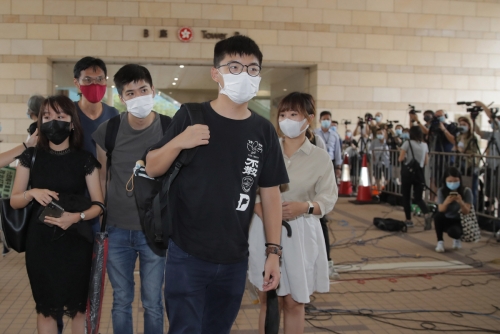▲홍콩의 민주화 운동가 조슈아 웡(가운데)이 15일(현지시간) 홍콩 법원으로 들어가고 있다. 홍콩/EPA연합뉴스
