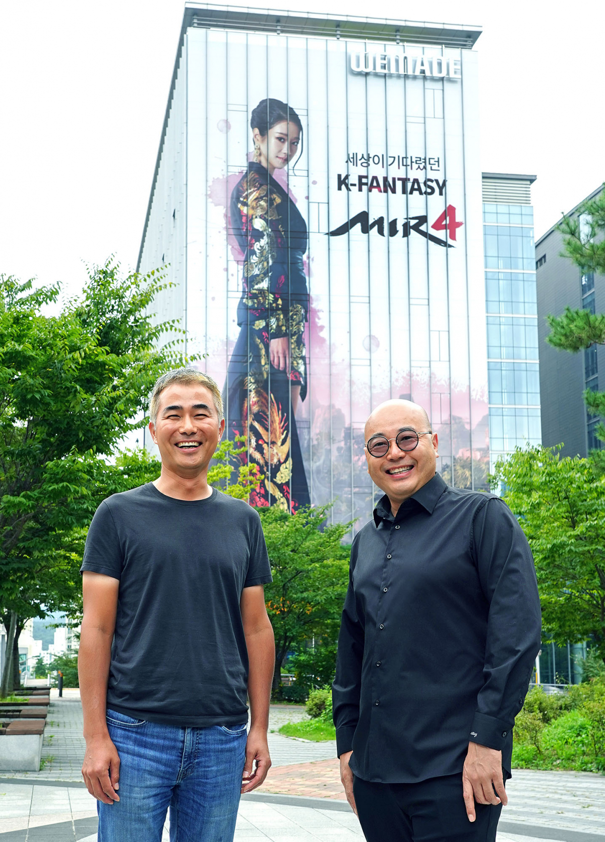 ▲장현국 위메이드 대표(왼쪽)와 남궁훈 카카오게임즈 대표가 기념촬영을 하고 있다.  (사진제공=카카오게임즈)