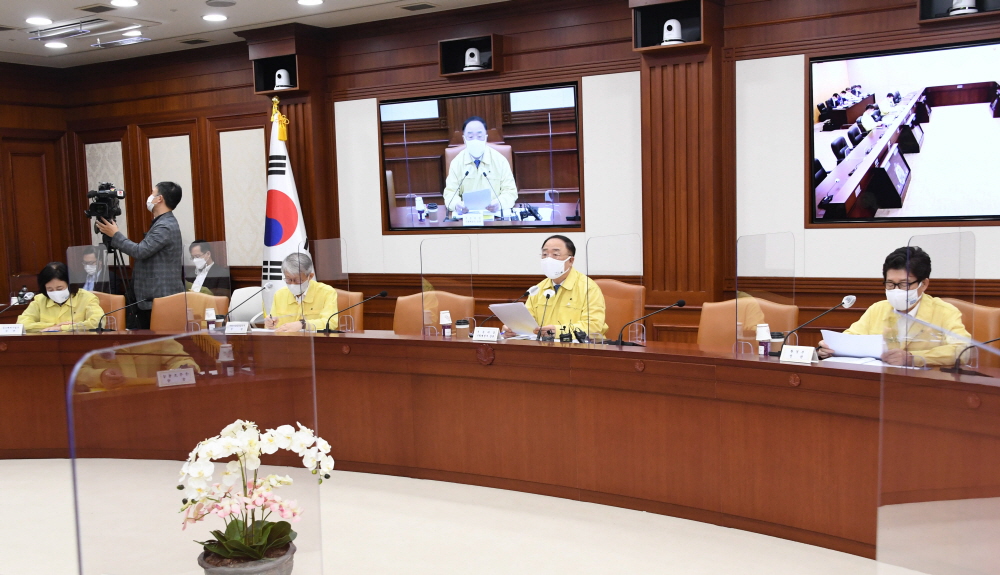 ▲홍남기(오른쪽 두 번째) 경제부총리 겸 기획재정부 장관이 9월 17일 서울 광화문 정부서울청사에서 열린 '제3차 한국판 뉴딜 관계장관회의 겸 제16차 비상경제 중앙대책본부회의'를 주재, 모두발언을 하고 있다. (사진제공=기획재정부)