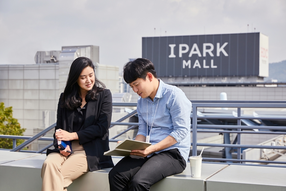 ▲HDC현대산업개발 팀장과 매니저가 H-PIC 프로그램을 진행하고 있다. (사진제공=HDC현대산업개발)