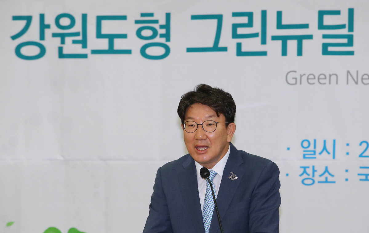 ▲권성동 무소속 의원이 6월 23일 서울 여의도 국회 의원회관에서 열린 강원도 그린뉴틸 저탄소융합 신산업 발전방안 토론회에 참석해 축사를 하고 있다. 한편 국민의힘은 17일 권 의원의 복당을 최종 승인했다. (뉴시스)