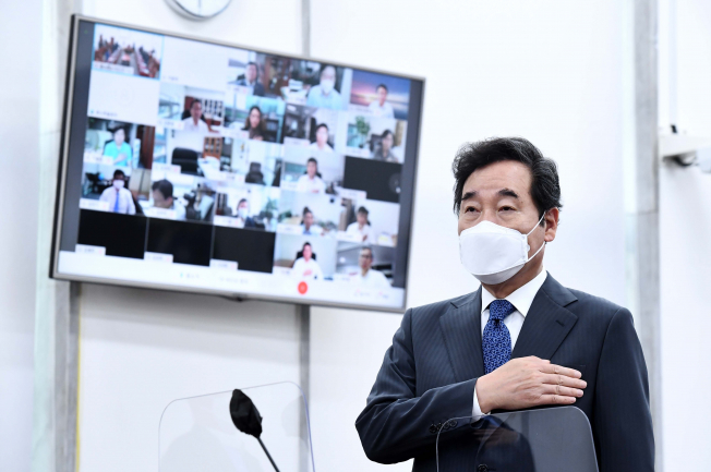 ▲더불어민주당 이낙연 대표가 17일 오전 서울 여의도 국회에서 열린 정기국회 대비 언택트 의원 워크숍에 참석, 국민의례를 하고 있다. (연합뉴스)