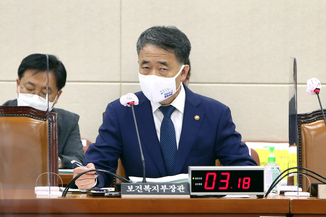 ▲박능후 보건복지부장관이 17일 오전 국회에서 열린 보건복지위 전체회의에서 의원 질의에 답변하고 있다. (연합뉴스)