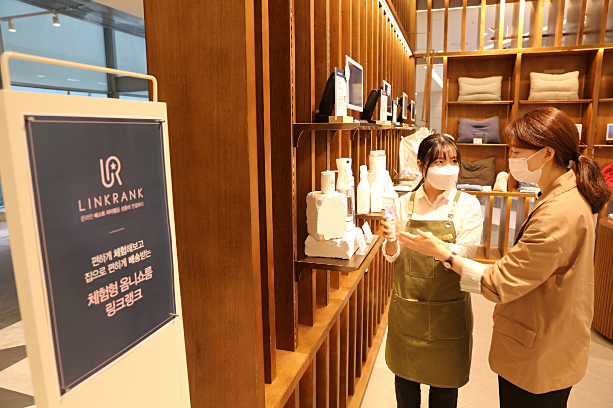 ▲NC신구로점 링크랭크 매장에서 고객이 점원에게 제품 설명을 듣고 있다. (사진제공=이랜드그룹)