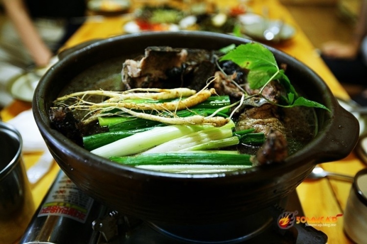 (출처=네이버 '약산궁 능이버섯백숙' 업체제공사진)