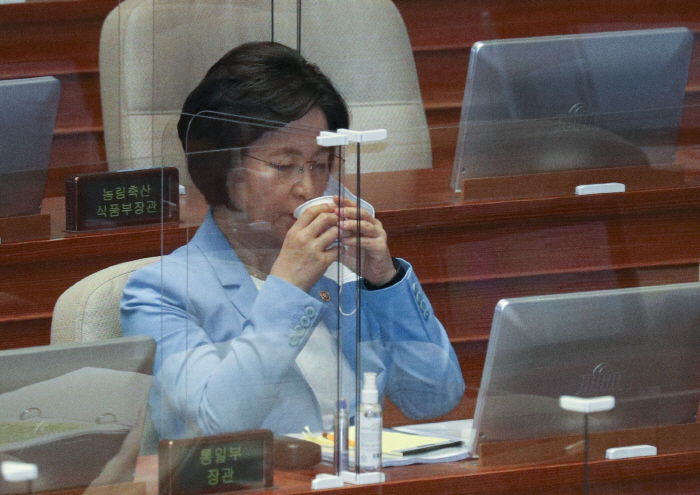 ▲추미애 법무부 장관이 17일 오후 서울 여의도 국회에서 진행된 본회의 교육·사회·문화 분야 대정부질문에서 물을 마시고 있다. (연합뉴스)