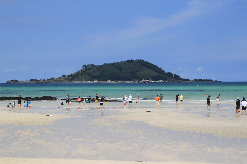 ▲14일 오전 제주시 한림읍 협재해수욕장을 찾은 관광객들이 바다 정취를 즐기고 있다. (연합뉴스)