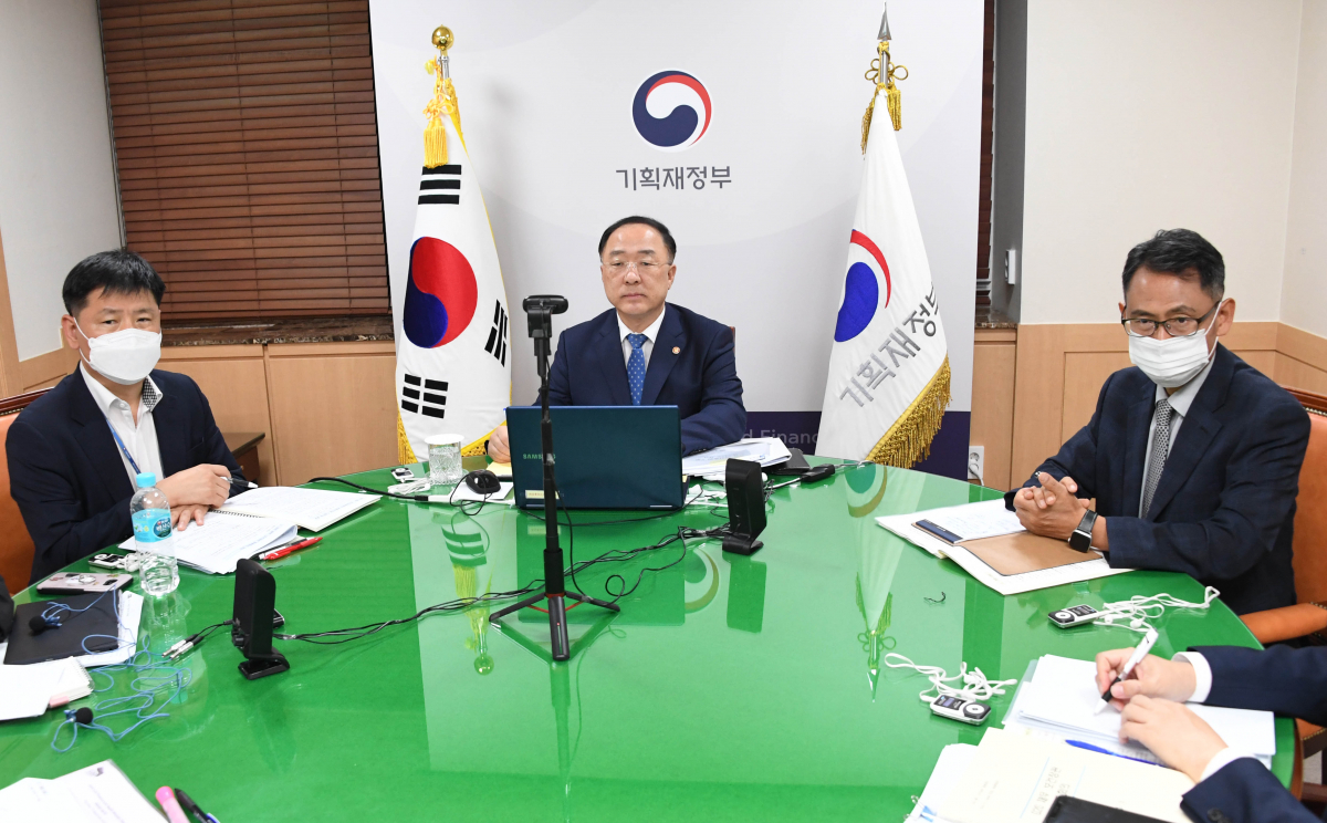 ▲홍남기 경제부총리 겸 기획재정부 장관이 17일 서울 광화문 정부서울청사에서 화상으로 열린 'G20 재무·보건장관 합동회의'에 참석하고 있다. (사진제공=기획재정부)