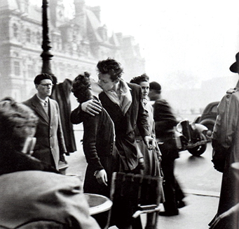 ▲Robert Doisneau, Kiss by the Hotel de ville, 1950. 순간포착으로 찍은 줄 알았던 이 사진이 한 쌍의 남녀가 돈을 받고 포즈를 취해준 것으로 알려지자 사랑과 낭만이 넘치는 파리의 모습을 담고 있다고 생각했던 사람들은 분통을 터뜨렸다.