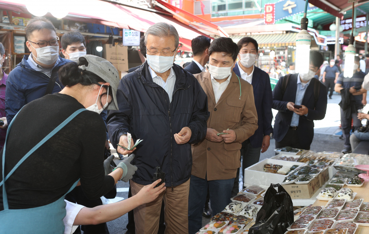 ▲김종인 국민의힘 비상대책위원장이 18일 남대문시장을  방문해 물건을 구매하고 있다. (연합뉴스)